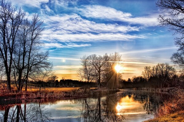 Blendender Sonnenuntergang im zeitigen Frühling