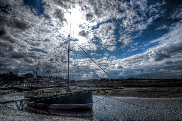 El cielo único se extiende sobre el barco en el mar