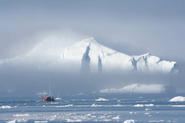 Le bateau flotte parmi les glaces blanches