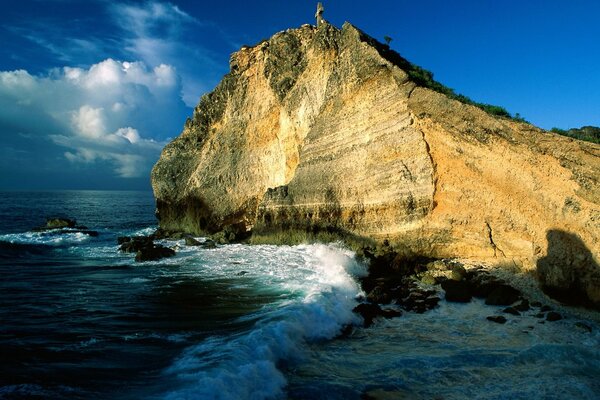 Grand rocher dans les vagues de la mer