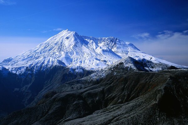 Montagne blanche comme neige sur fond de ciel bleu