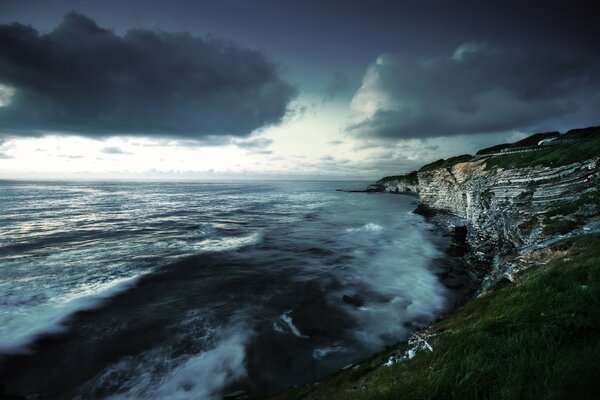 Tempesta che si avvicina alla città di Saint-Jean-de-Luz