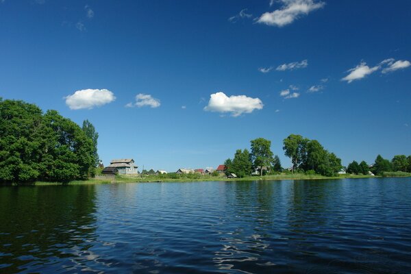 Piccolo villaggio vicino al lago