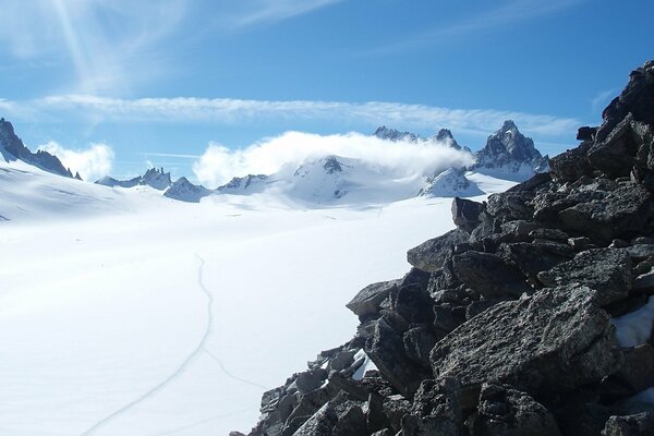 Roccia di pietra nera e neve