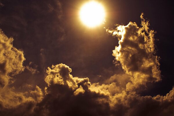 Nubes doradas y una Luna llena siniestra