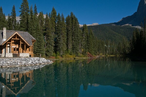 Casa en las montañas junto al lago