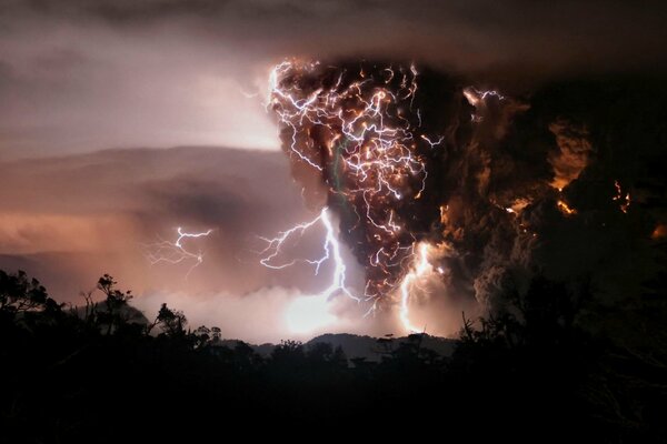 Vulkanausbruch in der Nacht in Chile