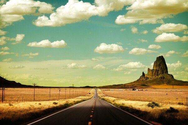 La strada attraversa il deserto e le montagne