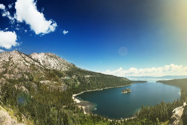 Lago di montagna nella sporgenza delle montagne