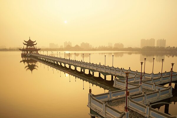 Ponte sull acqua al tramonto