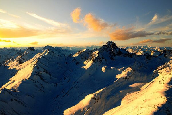 Montagnes enneigées dans les rayons de la lumière