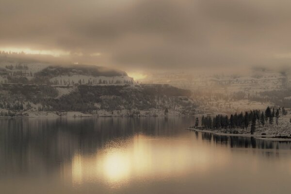 Landschaft über einen nebligen See