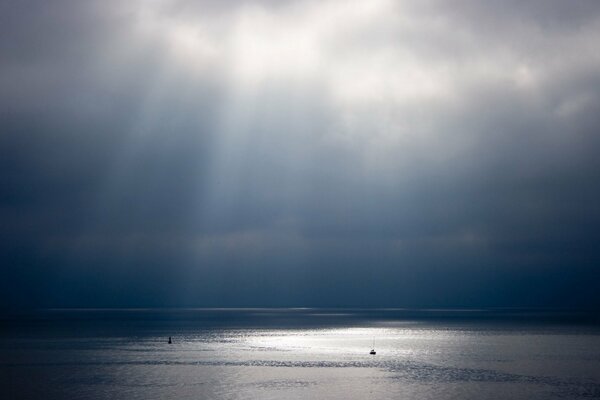 I raggi del sole illuminano il mare