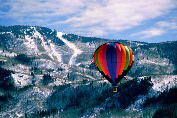 Palloncino per volare sullo sfondo di montagne innevate