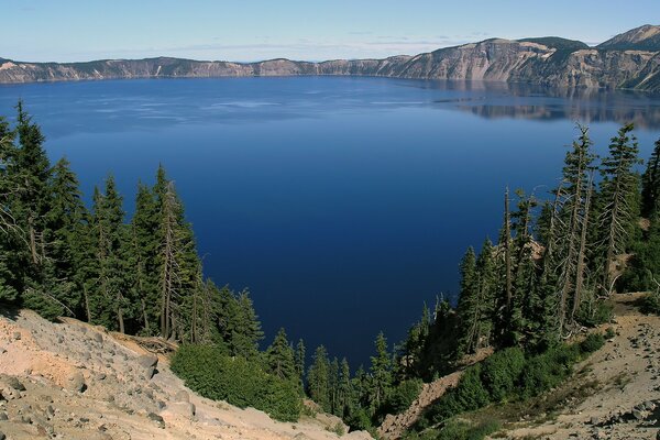 Hermoso cuerpo de agua con montañas y árboles