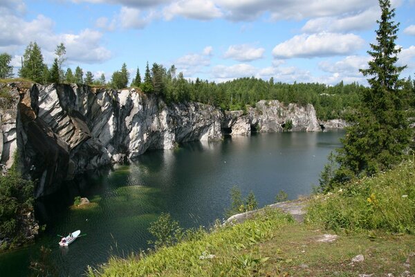 Paysage avec vue sur la rivière et les rochers