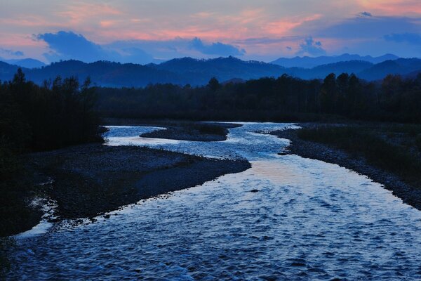 Río en Japón en medio de las nubes