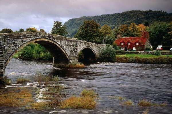 Brücke über den Fluss zu einem verlassenen Haus