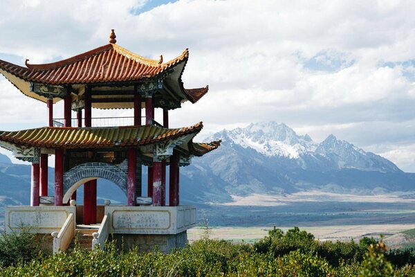 Pagode chinoise sur fond de montagnes enneigées