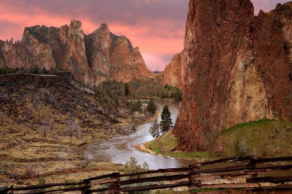 Montagnes pittoresques et rivière. Oregon