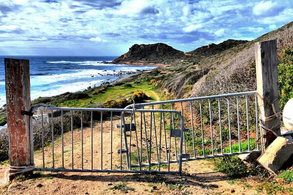 Porte rouillée au bord de la mer