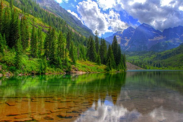 Кристально чистая вода горного озера