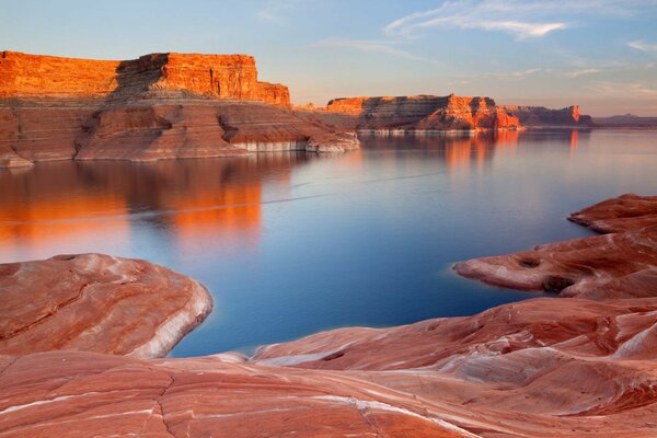 Lago circondato da rocce rosse