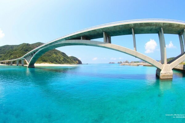 Pont extraordinaire dans la baie bleue