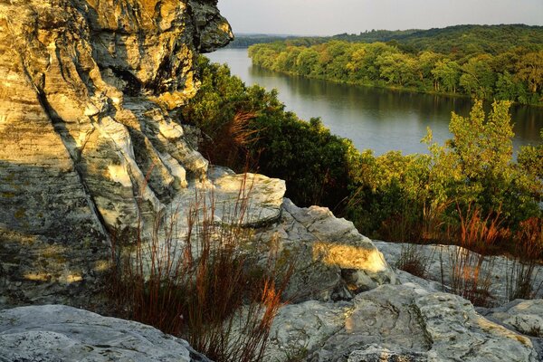 Felsen am Ufer eines tiefen Flusses