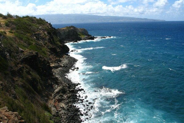 Surf marin sur fond de collines