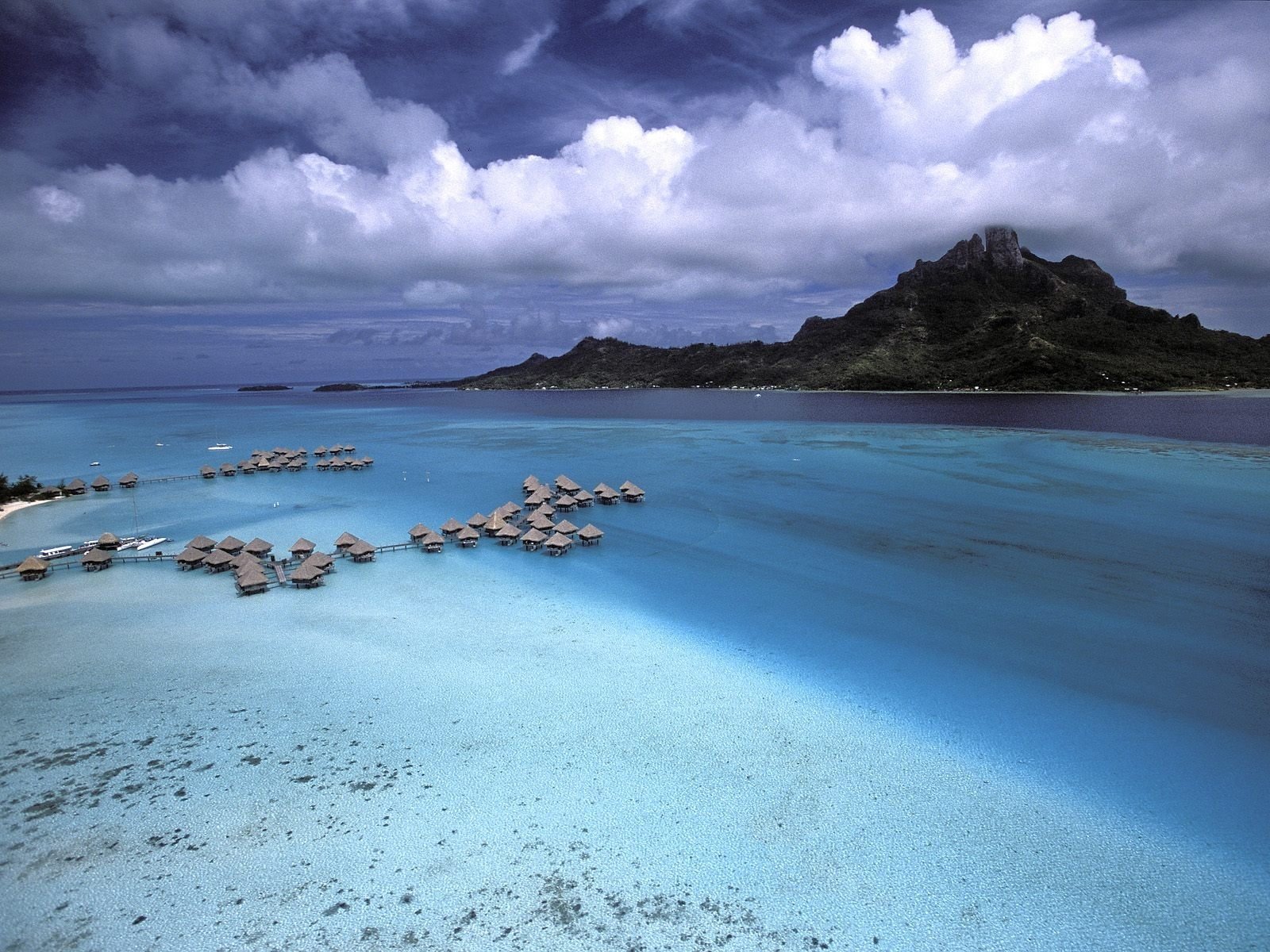 bora bora polynésie montagnes mer maisons nuages