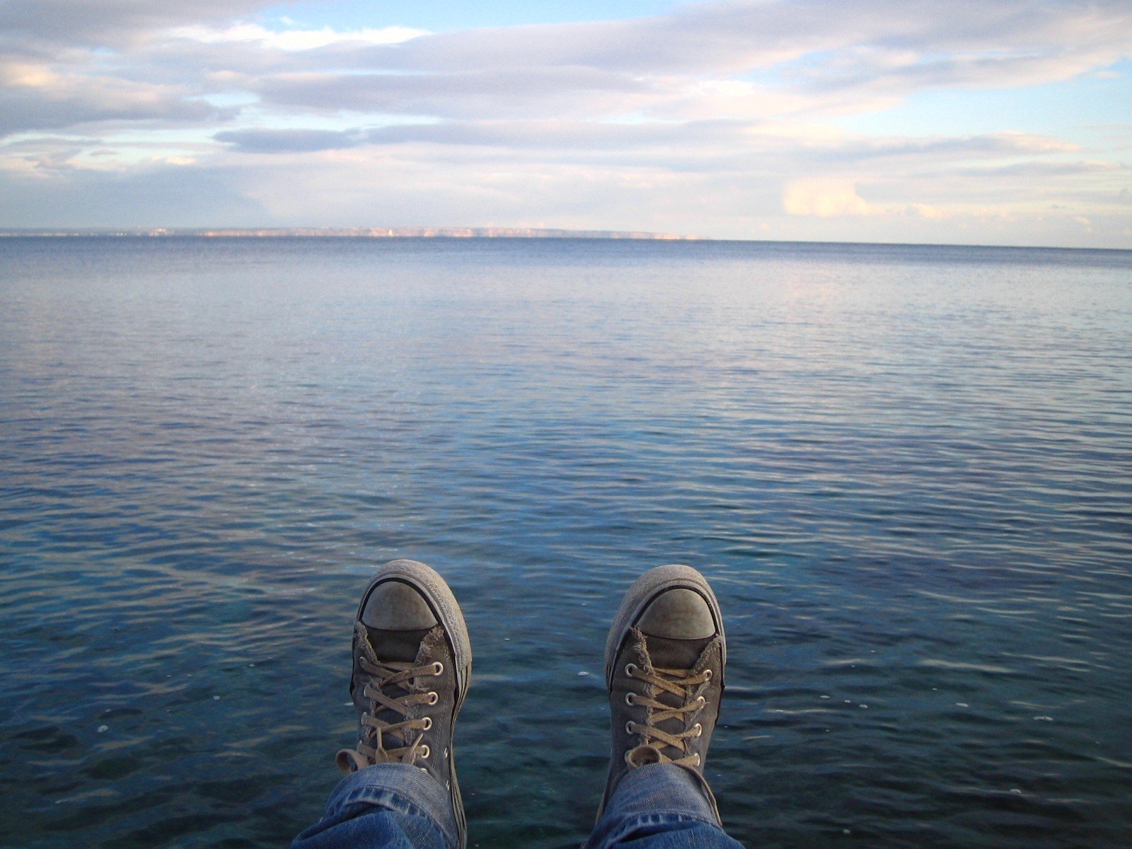 scarpe da ginnastica acqua lago cielo