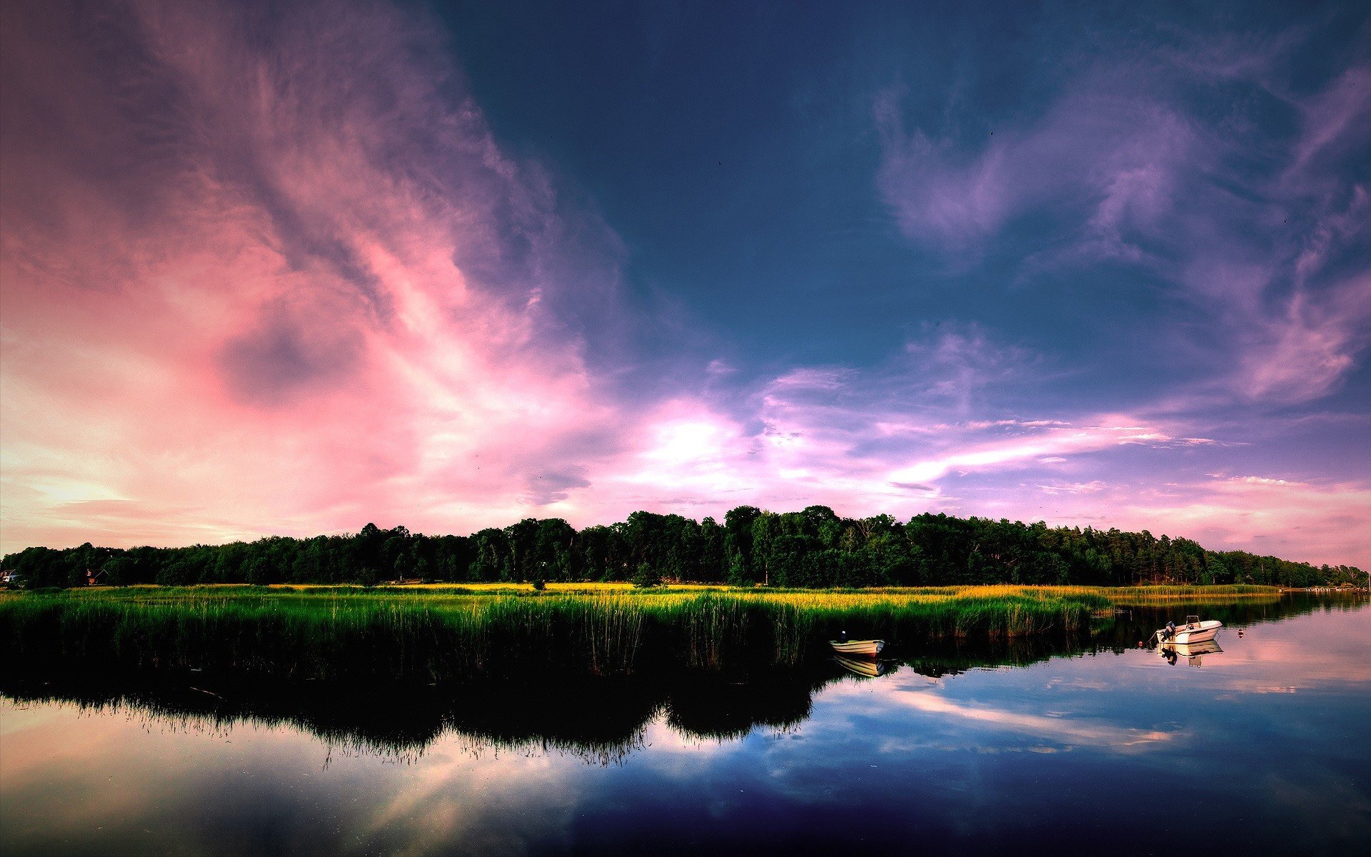 lac forêt bateaux nuages