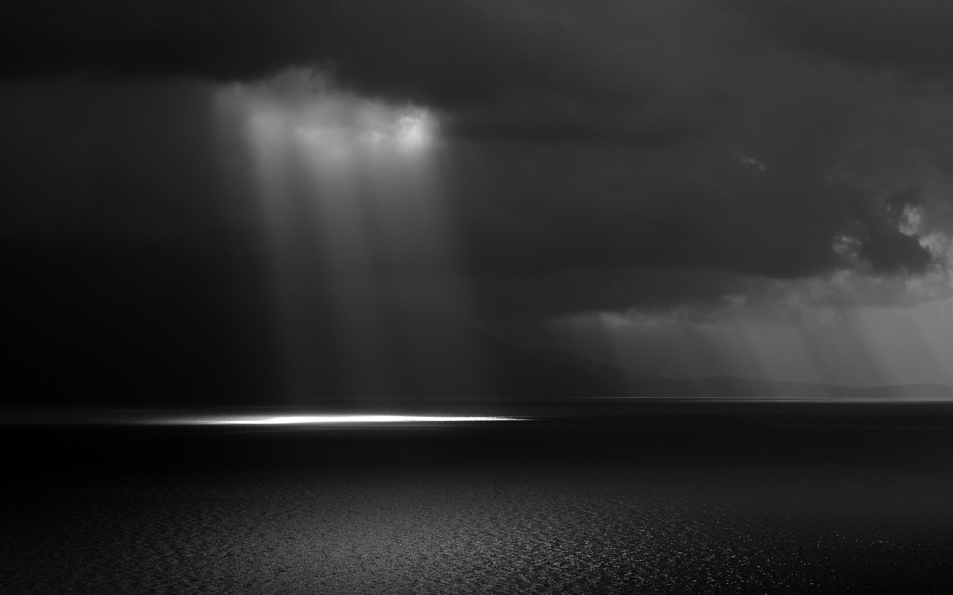 noir et blanc nuages mer ciel rayons lumière