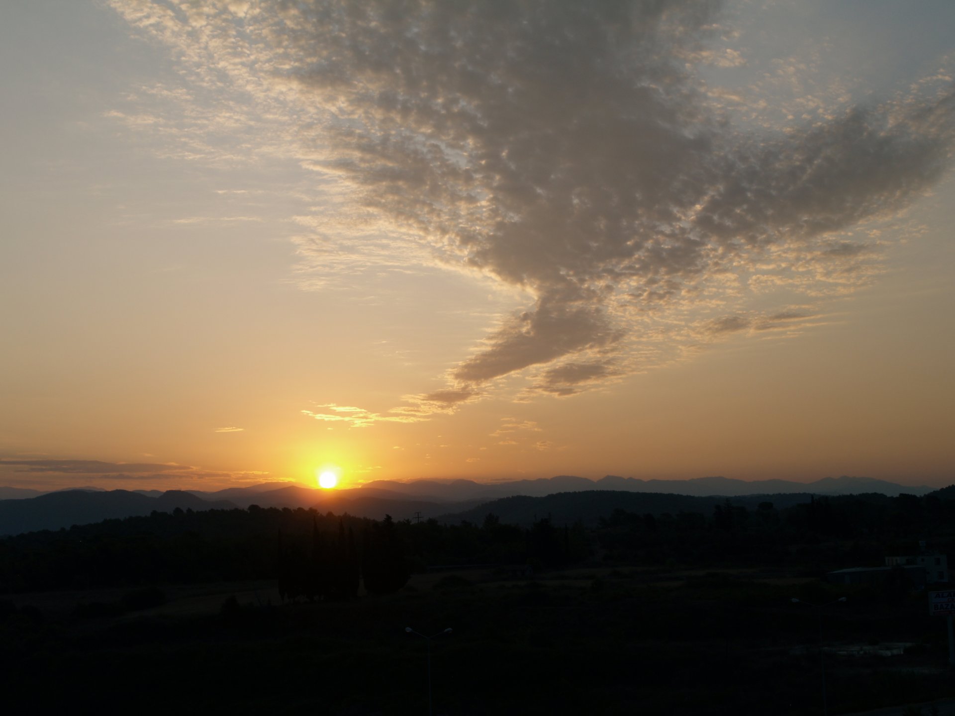 aube soleil montagnes nuages