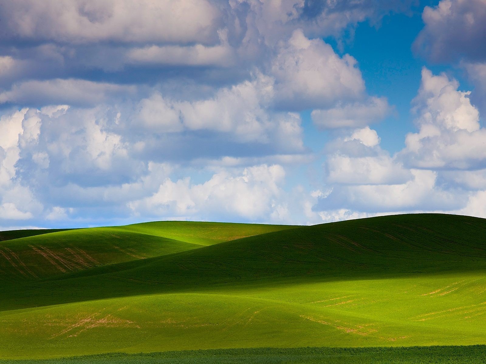 champ nuages collines