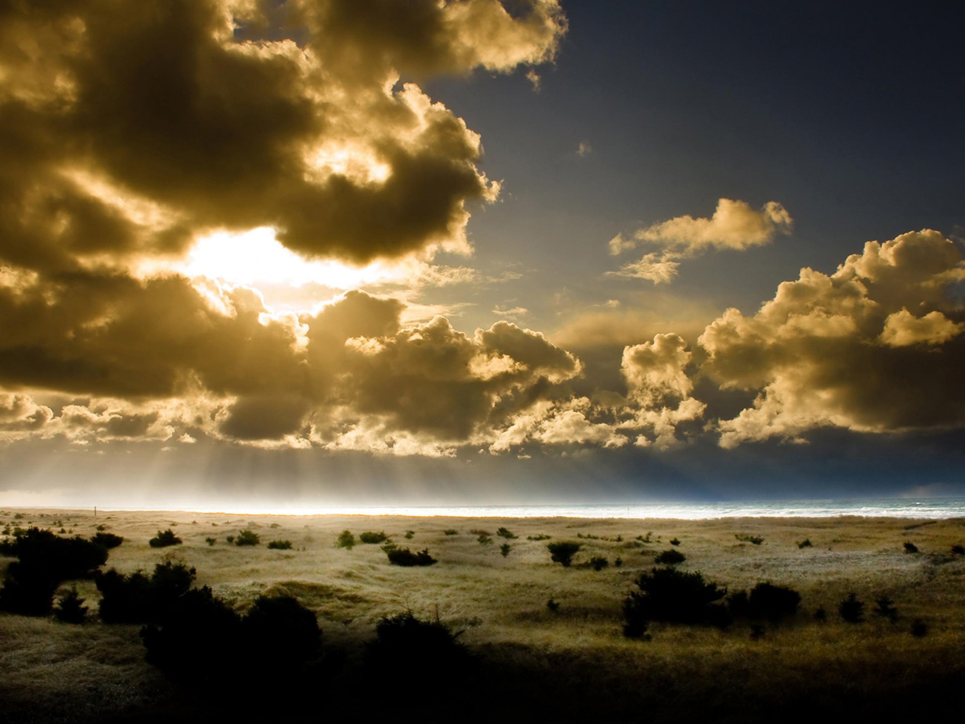 cielo orizzonte sole. fasci