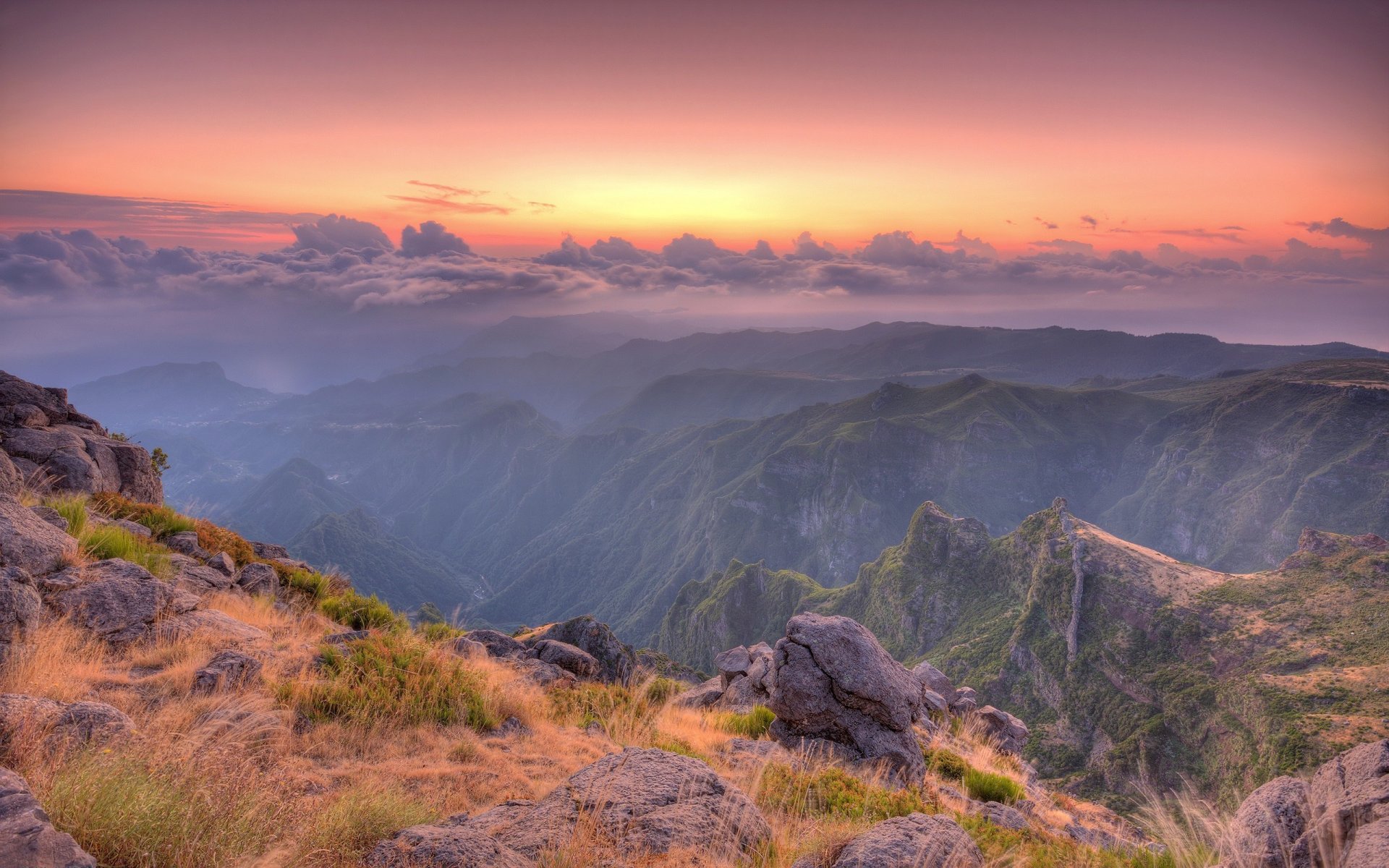 montañas nubes piedras pendiente