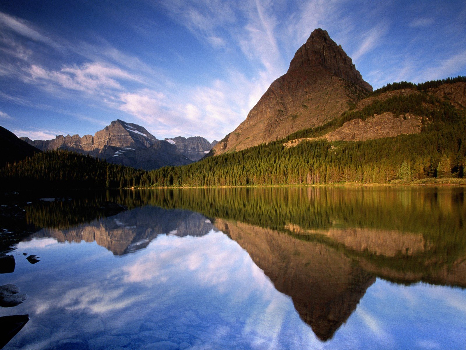 lago montagne alberi riflessione