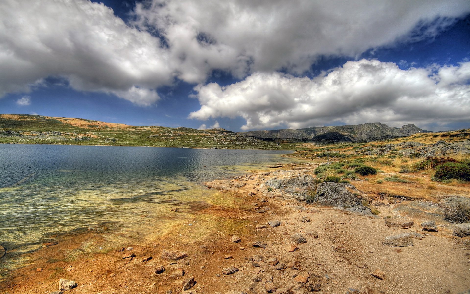 lac côte pierres nuages