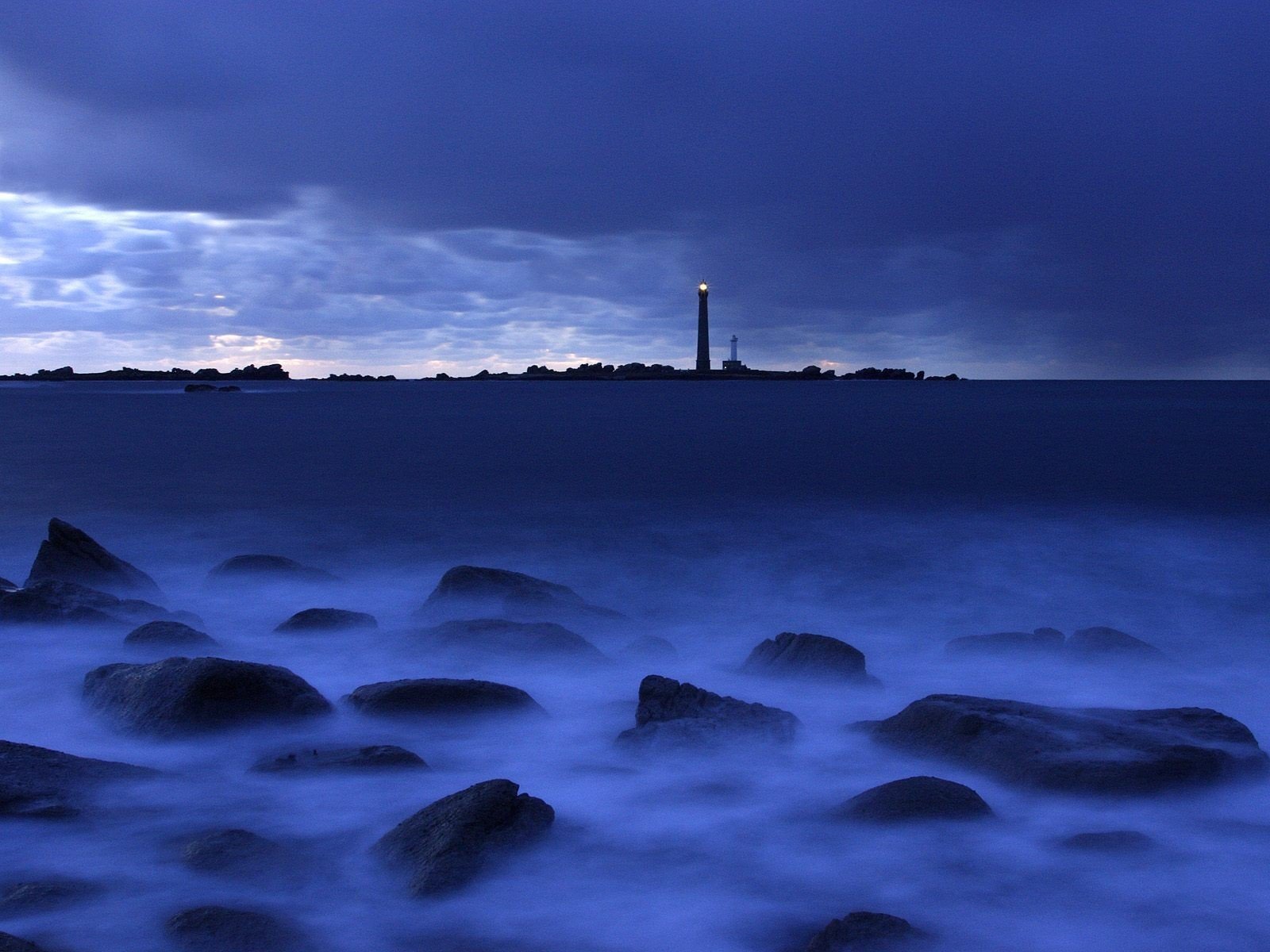 piedras faro azul mar