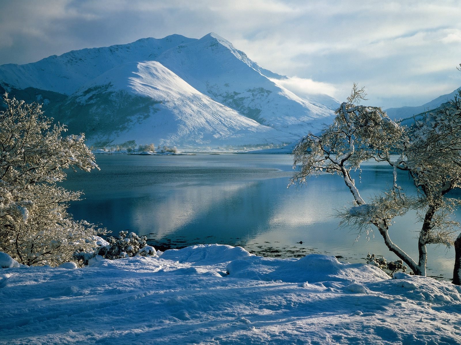 invierno nieve montañas cielo árboles río escarcha