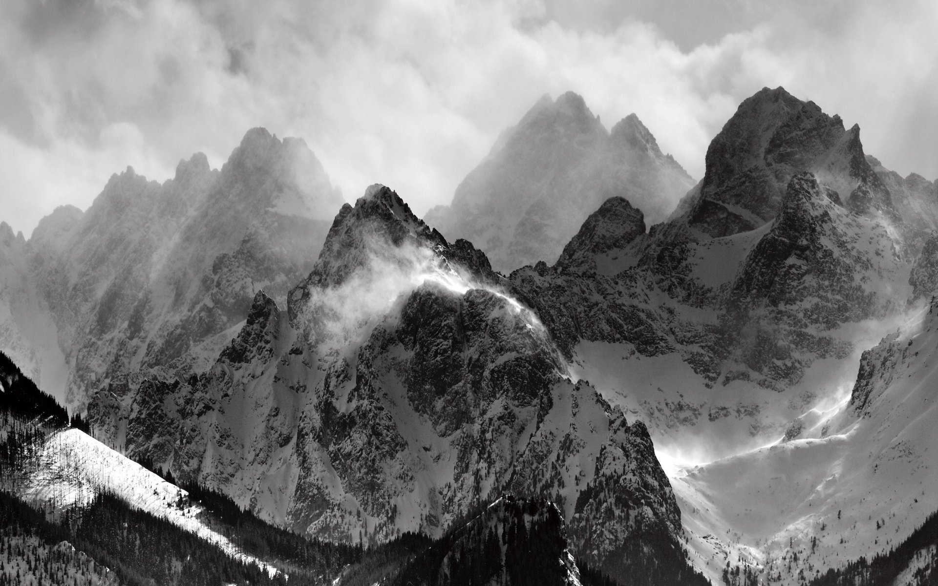 montagnes neige nuages noir et blanc