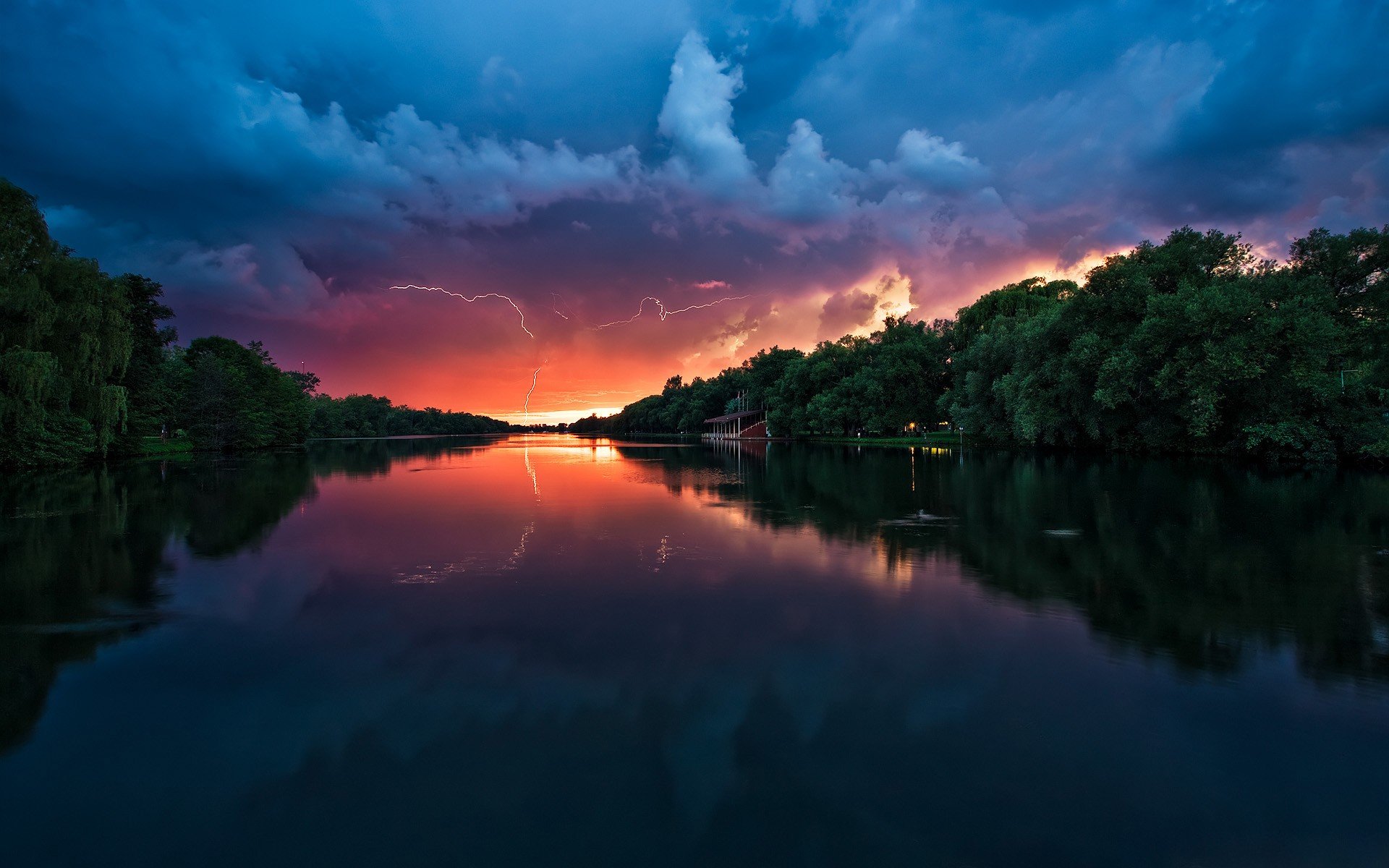 rzeka park błyskawice