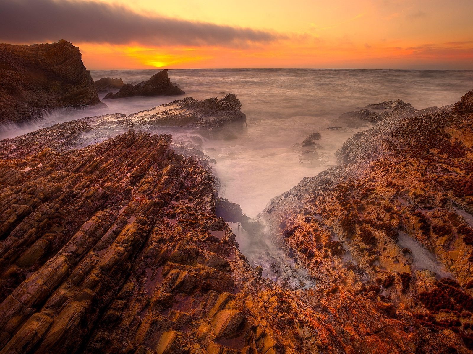 rochers côte mer coucher de soleil