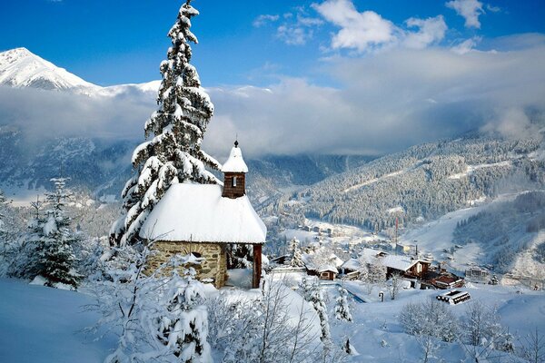 Petite maison dans les montagnes enneigées