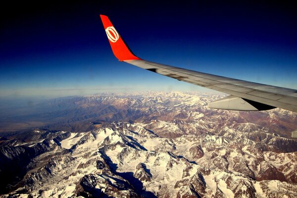 La queue de l avion dans le ciel au-dessus des montagnes