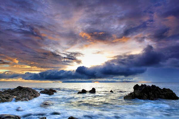 Sol en las nubes sobre el mar en Portugal