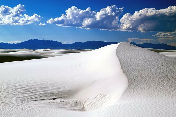 Arena blanca como la nieve. Hermosas nubes