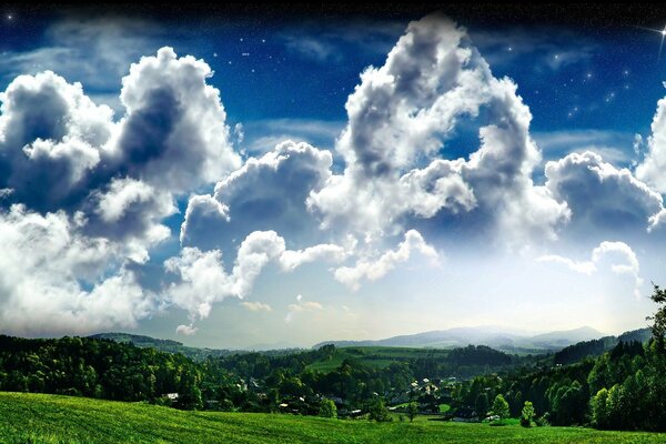 Majestätische Wolken am Himmel und grüner Wald auf den Hügeln